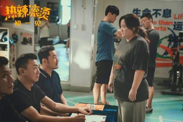 《热辣滚烫》同样演“不省心的女儿”，贾玲张小斐对比，差异明显