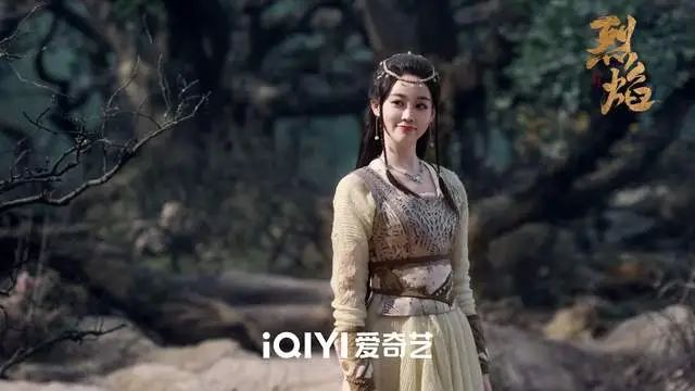 明明同一个人，演完《三生三世十里桃花》7年后，又演《烈焰》，她换了造型变美了  第2张