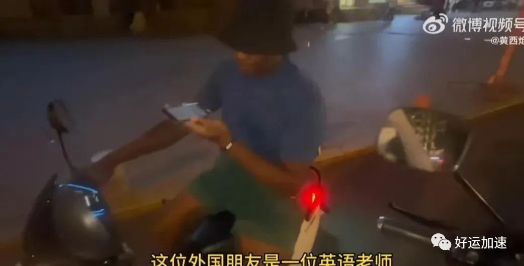 女子发视频炫耀被黑人小哥搭讪经历, 称很激动, 却被网友骂上热搜!  第2张