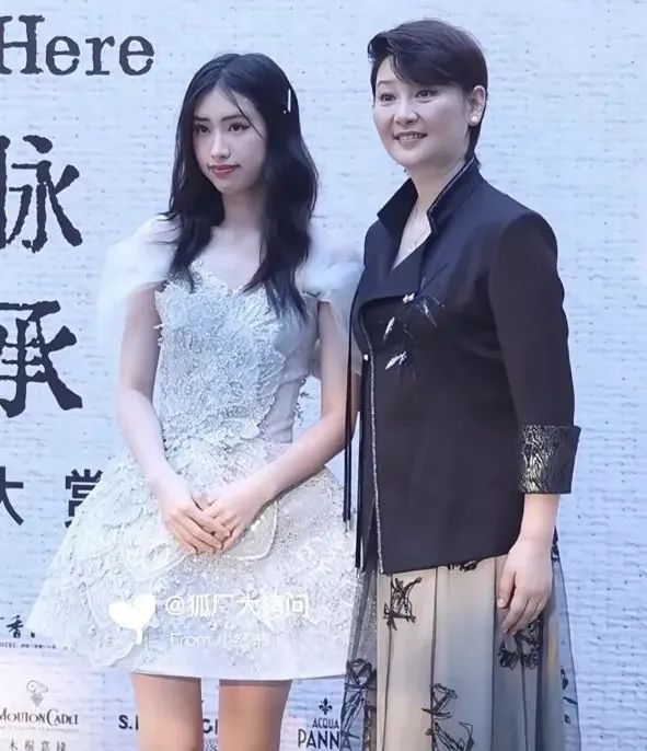 57岁徐帆与女儿罕见同框，两人穿搭时髦，神似亲生母女！