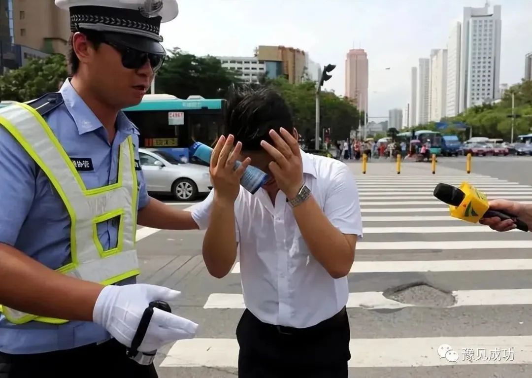 “他闯红灯，凭什么要我赔偿？”交警处罚引争议，车主当场翻脸  第2张