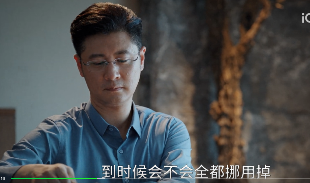 明明同一个人，演完《风吹半夏》又演《县委大院》，他换了造型戴了眼镜人也变帅了