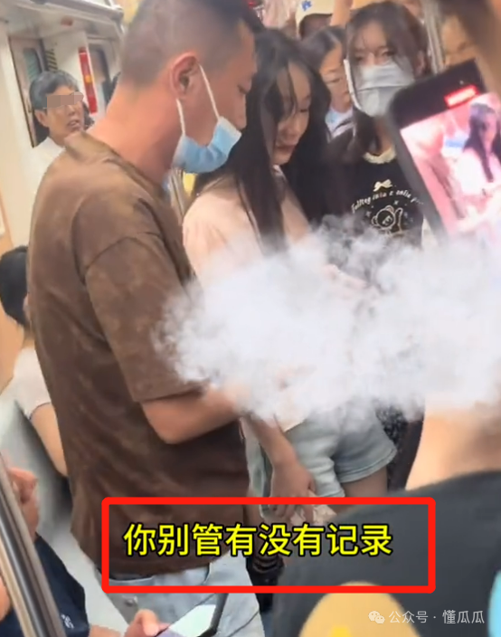 郑州地铁！女子质疑被偷拍，厉声质问大叔还查手机，尴尬不已