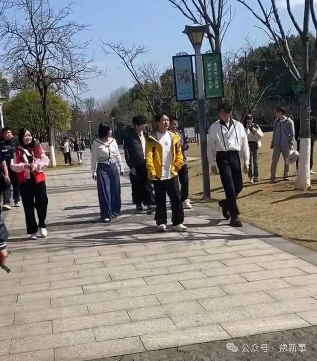 李雪琴录制综艺近照曝光，身材暴瘦颜值提升，网友夸赞像韩国女团  第2张