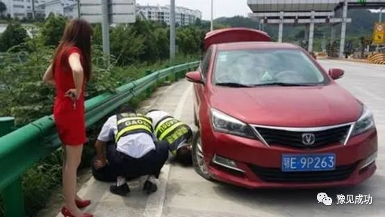 女司机跑高速感觉不对劲，立马下车，交警看完吓出汗：朋友别要了  第4张