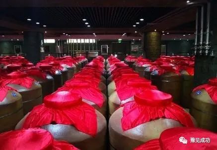 江苏8位同学宴请恩师，点了24道美食6瓶茅台，结账时集体“破防”  第10张