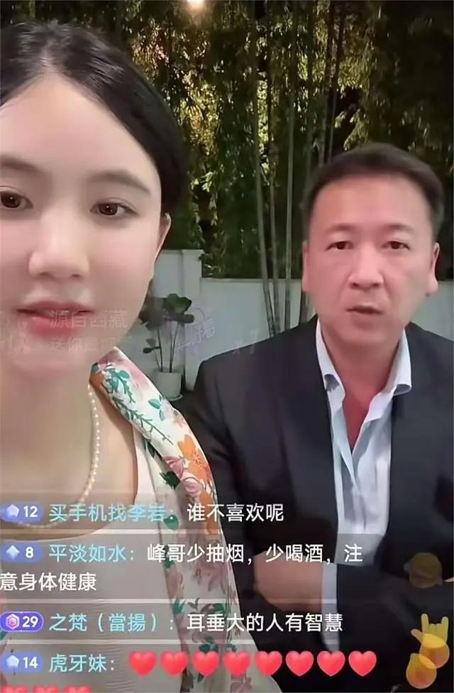 53岁杨钰莹近况：无儿无女，独居豪宅，一个人养花种菜，与狗相伴  第7张