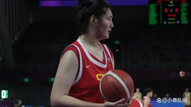 她想去美国打WNBA，现已被美国球探关注，外媒称她是“怪物”