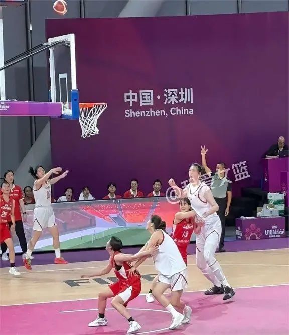 她想去美国打WNBA，现已被美国球探关注，外媒称她是“怪物”