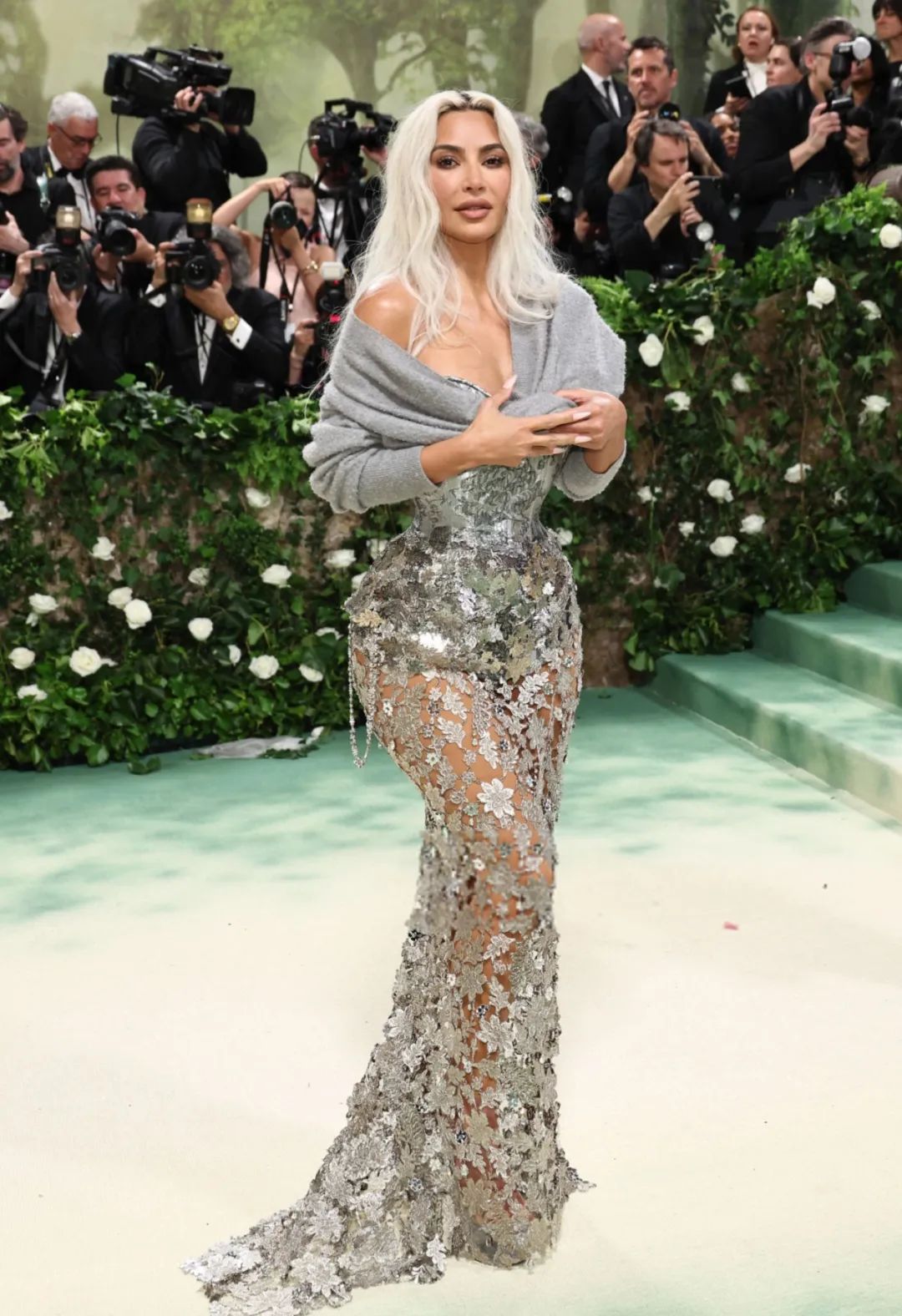 “红毯女王”赞达亚两套造型出战metgala  第18张