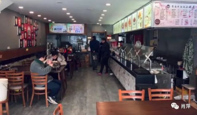 因房东不让转租，店主一气之下将40万装修全砸掉！门面成这样  第2张