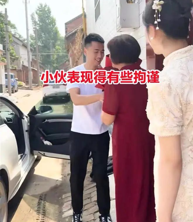 江苏，小伙订婚，当着家人不敢跟妻子太亲密，私下互动满眼都是宠溺  第1张