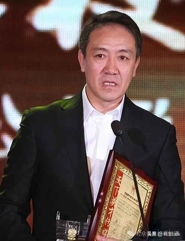 “国家一级演员”李幼斌，出道37年身价千万，出门开7万的国产车  第13张