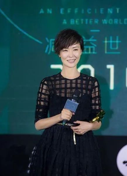 她是开国上将孙女，亲手捧红李亚鹏却惨遭背叛，至今51岁仍未婚  第2张