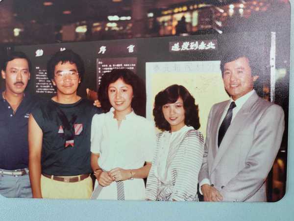 前TVB企业传讯部宣传科副总监曾醒明分享老友叶特生的合照。
