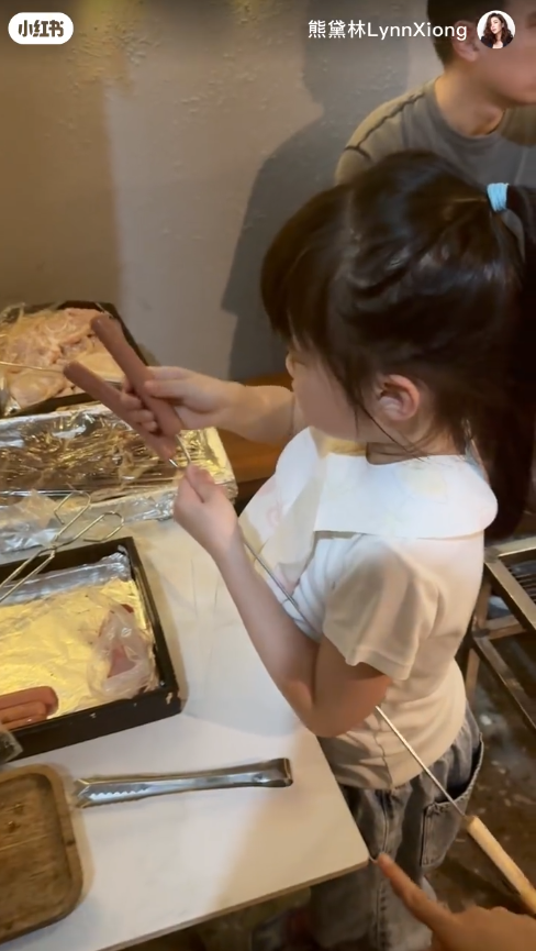熊黛林带双女港式BBQ初体验，6岁女儿Jisoo越大越可爱