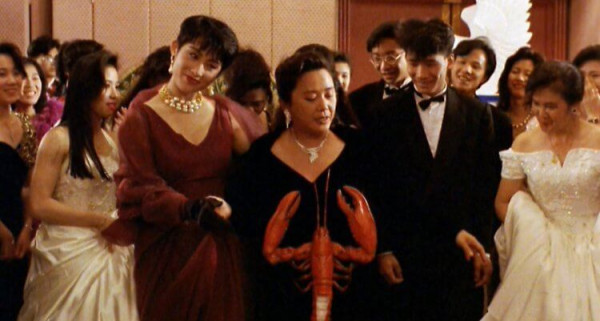 第42届香港电影金像奖丨刘嘉玲开场龙虾吊饰引热议 郑启泰离世，工作传给他接棒。