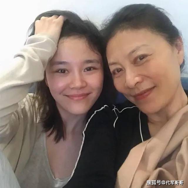 演员岳红：年轻时获封影后，哺乳期离婚，和女儿相依为命  第2张