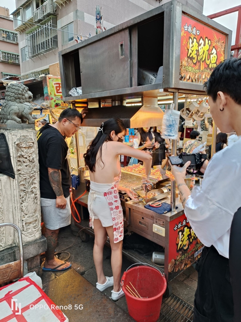 台湾“鱿鱼妹”备受关注，身材遭质疑，大气回应：我的奶100%真实  第1张