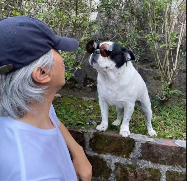 周星馳激罕被捕獲大方正面合照 一臉倦容仍擠出微笑全因呢位好友...  第3张