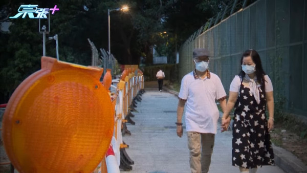 何伯拖何太荃灣出巡，遭街市景點瘋狂拍打入院，獨家直擊現場。