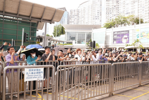 鄭秀文事隔一年補場演唱會開鑼 戰士Look配超高踭鞋：多謝你哋揸住張飛呆等1年