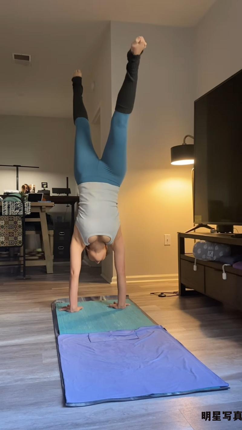 昨日又分享一段做瑜伽的影片。
